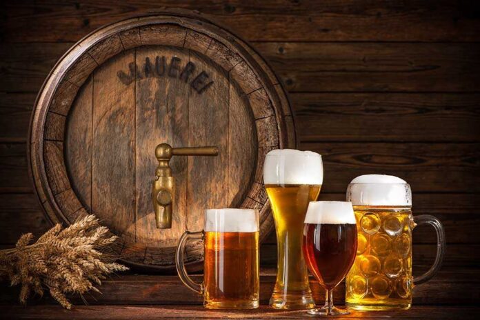 Beer,Barrel,With,Beer,Glasses,On,Wooden,Background